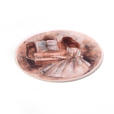 بشقاب‎ ‎سفالی‎ ‎‎‎‎نقاشی زیر لعابی‎ ‎‎سایز‎ ‎20‎ cm‎ ‎ ‎‎رنگ‎ ‎قهوه ای‎ ‎ ‎‎طرح‎ ‎دختر پیانو نواز‎ ‎ ‎‎‎‎